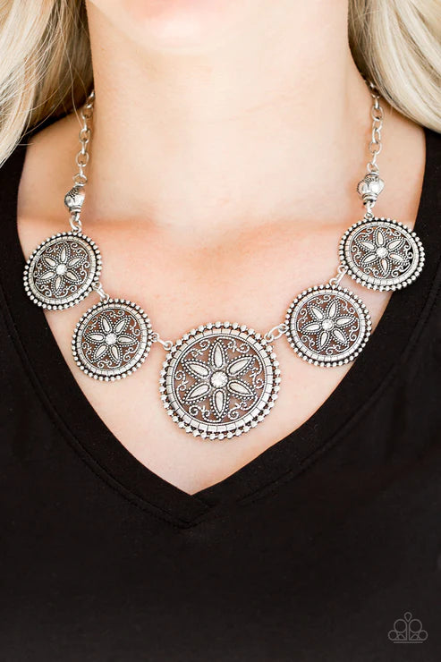 Written In The STAR LILIES White Necklace